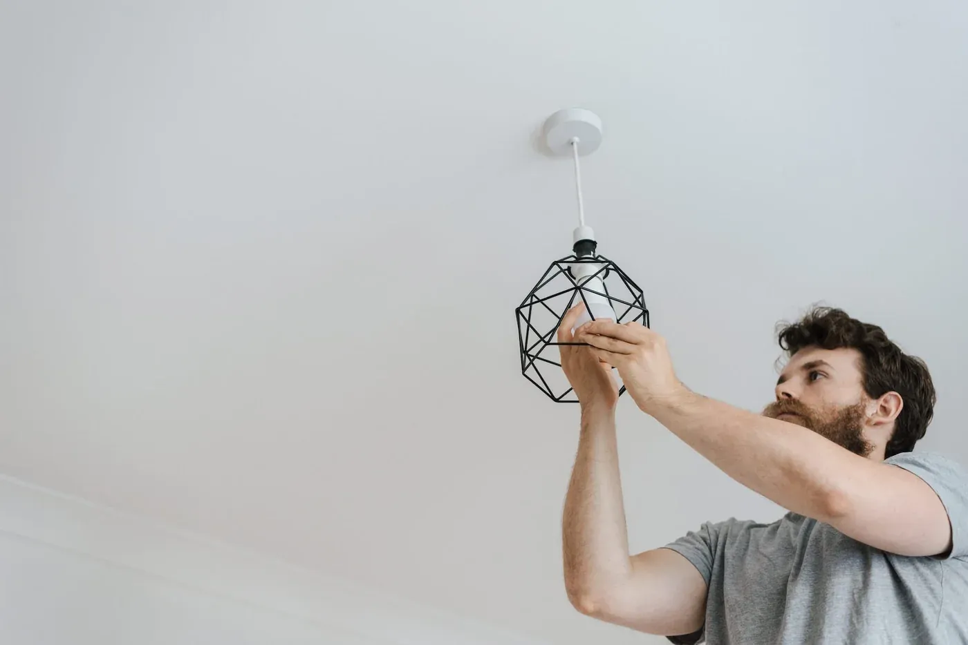 Elektriker installerar en taklampa